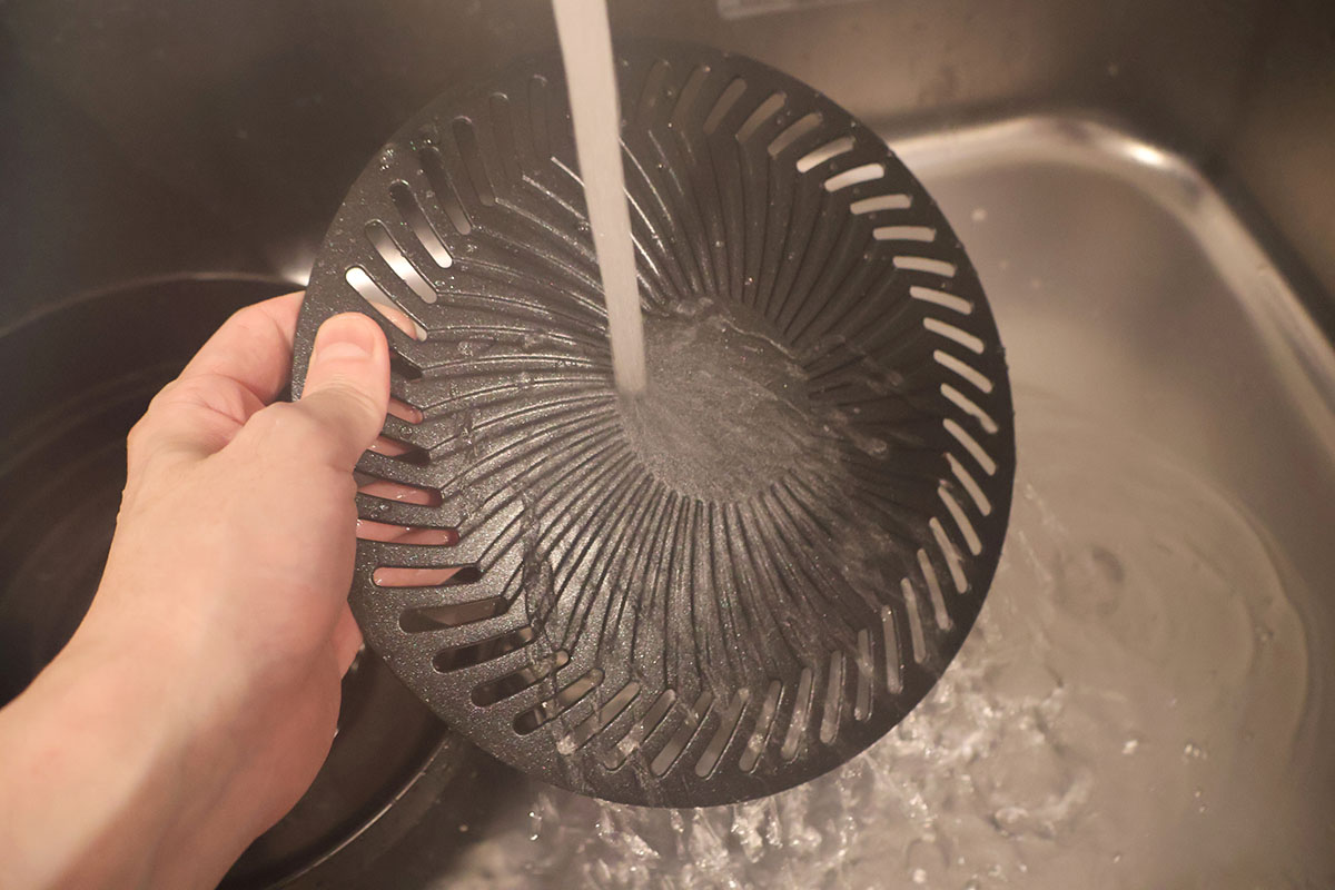 焼肉プレートや水皿は中性洗剤で洗って乾かすだけでOK。プレートはフッ素加工が施されているのでこびりつきにくく、汚れが落ちやすい