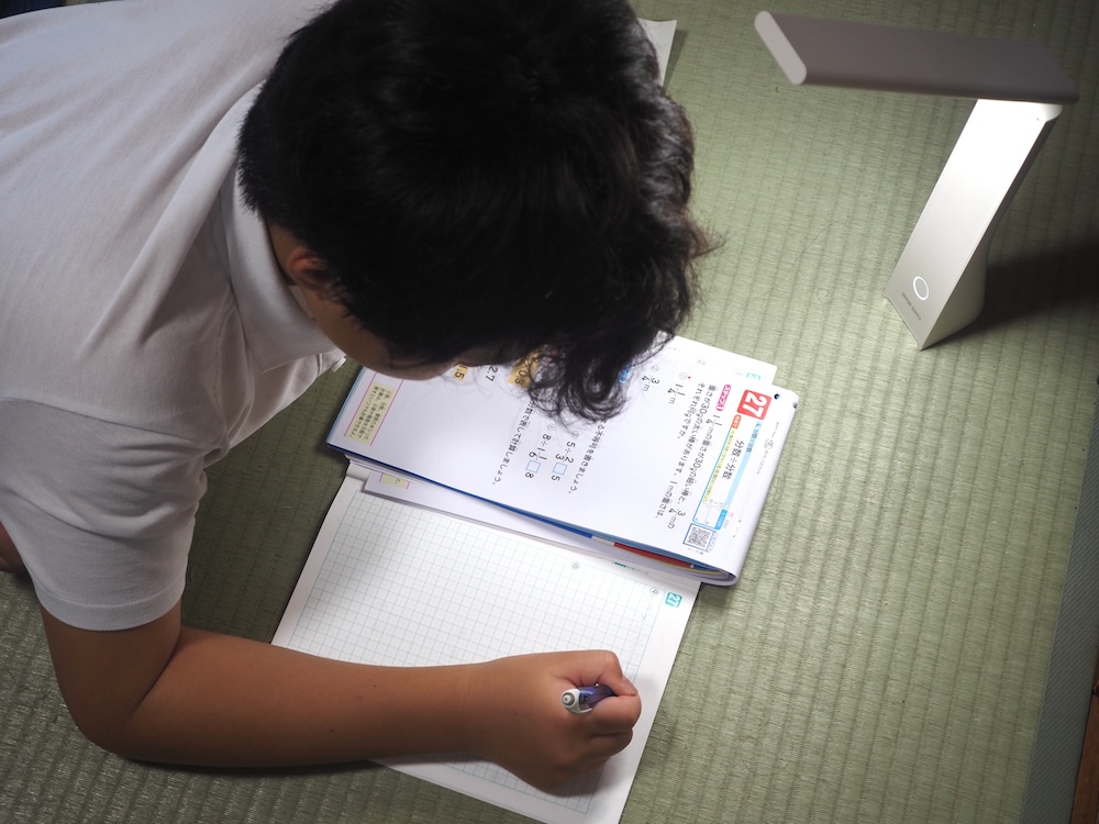 床で勉強するのが、息子のお気に入り
