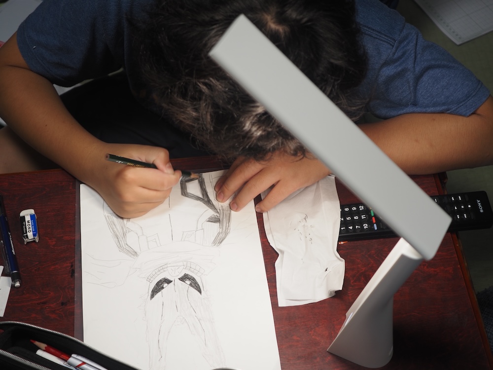 途中で姿勢を変えたくなったのか、テーブルで描き始める