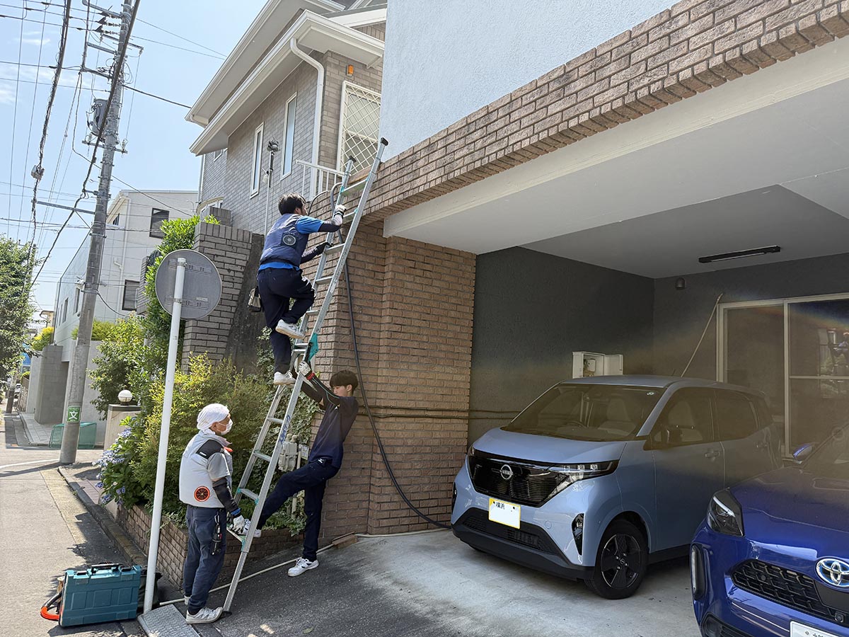 6人の作業員の皆さんによって工事は順調に進んだ