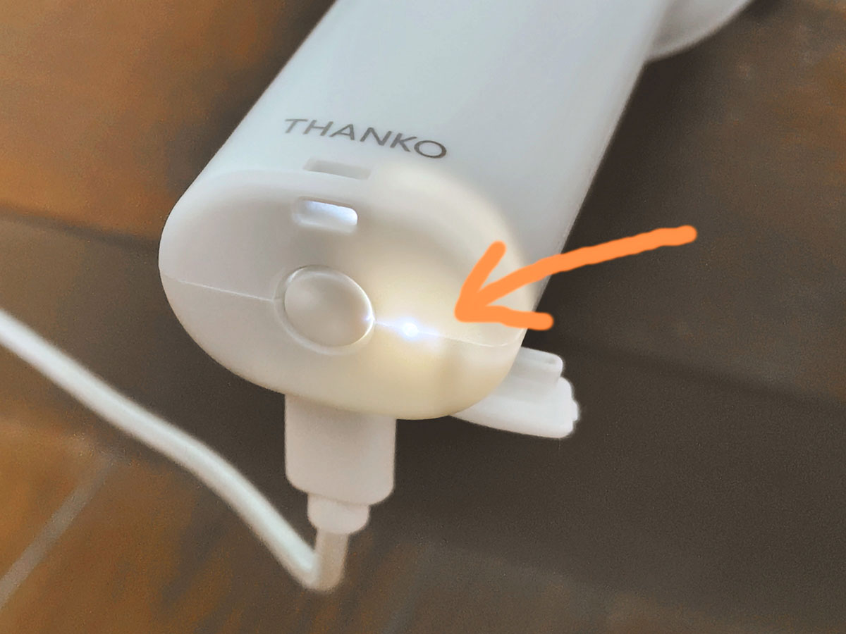 充電中は電源ボタン横のランプが点滅し、完了すると常時点灯に変わる