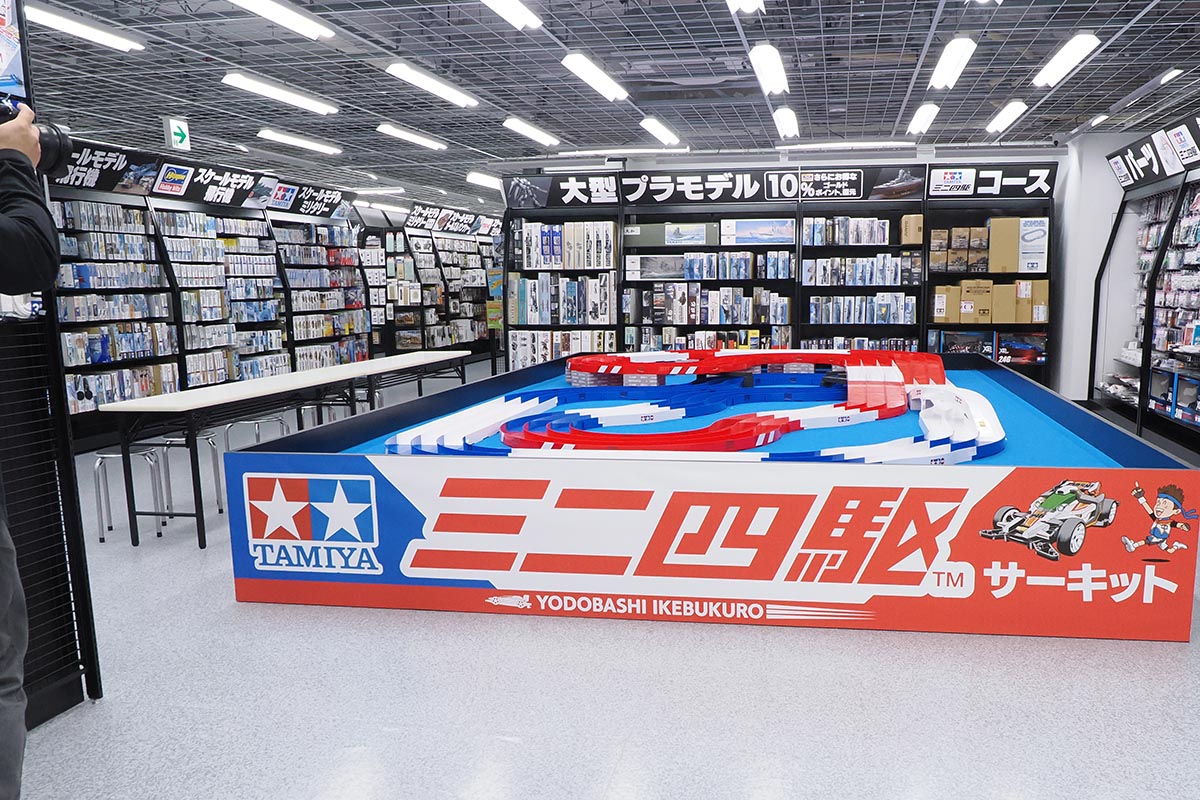 目玉の一つに巨大なガチャガチャコーナーもありましたが、写真のようなミニ四駆のサーキットも見かけました。私が小学生だったら毎日通いつめそうです
