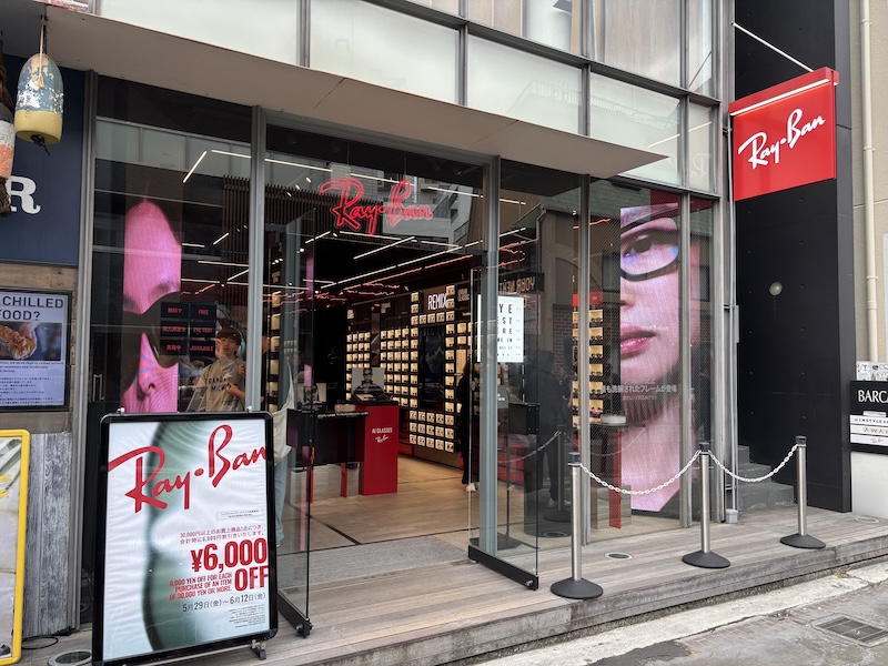 レンズの変更をお願いした「Ray-Ban Store 原宿店」。同じ通り(キャットストリート)にはオークリーのストアもあり、「Oakley Meta」も販売されていた