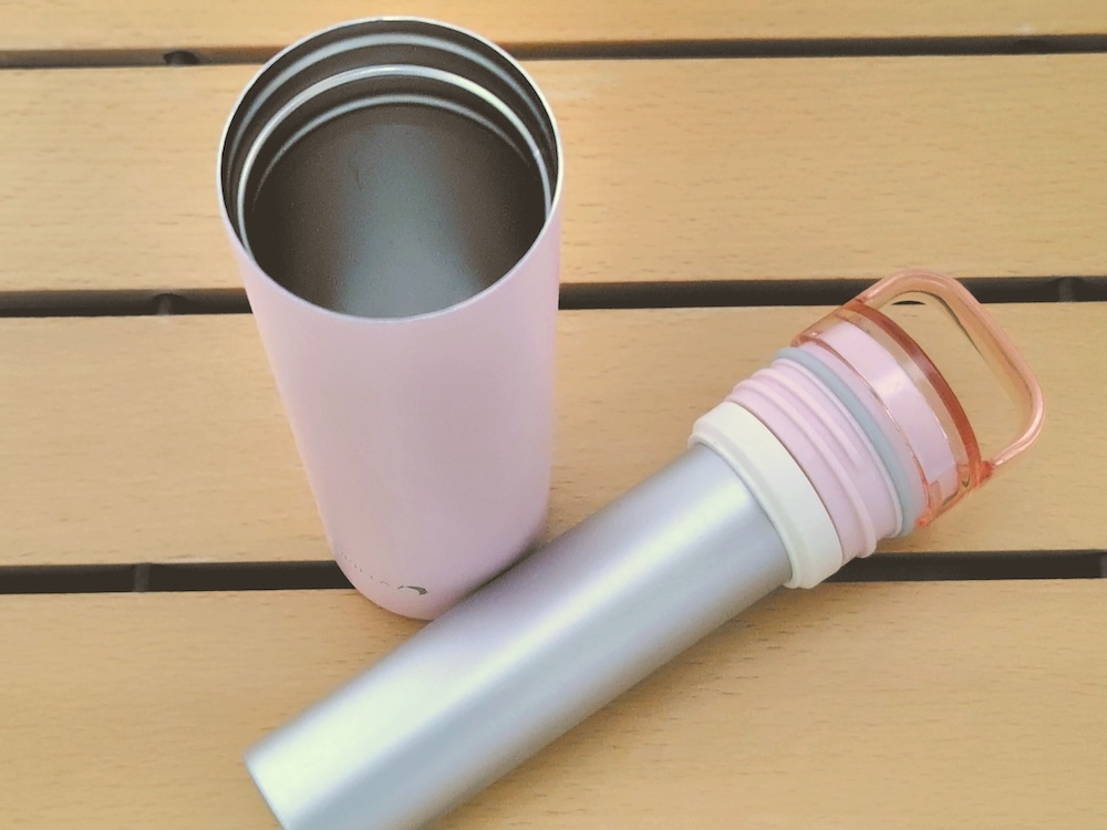 凍らせた氷のう本体を真空二重構造のホルダーに収納する