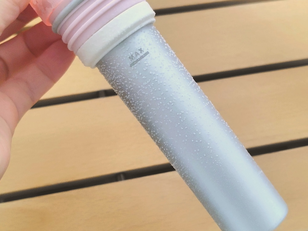 軽量なアルミ素材が採用されたスティック型