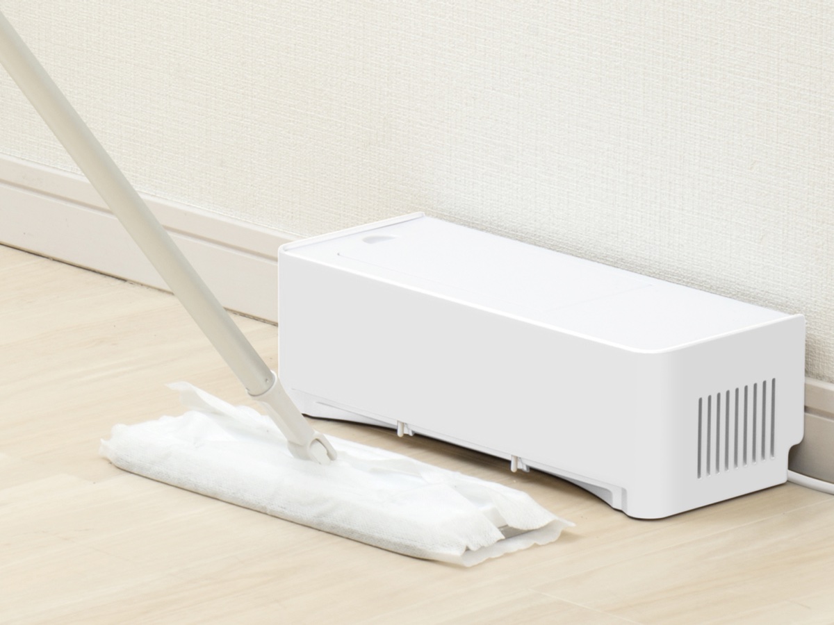 フロアワイパーやほうきと組み合わせて使うゴミ収集機
