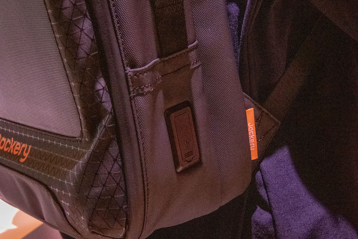 バックパック右側に充電用のUSBポート