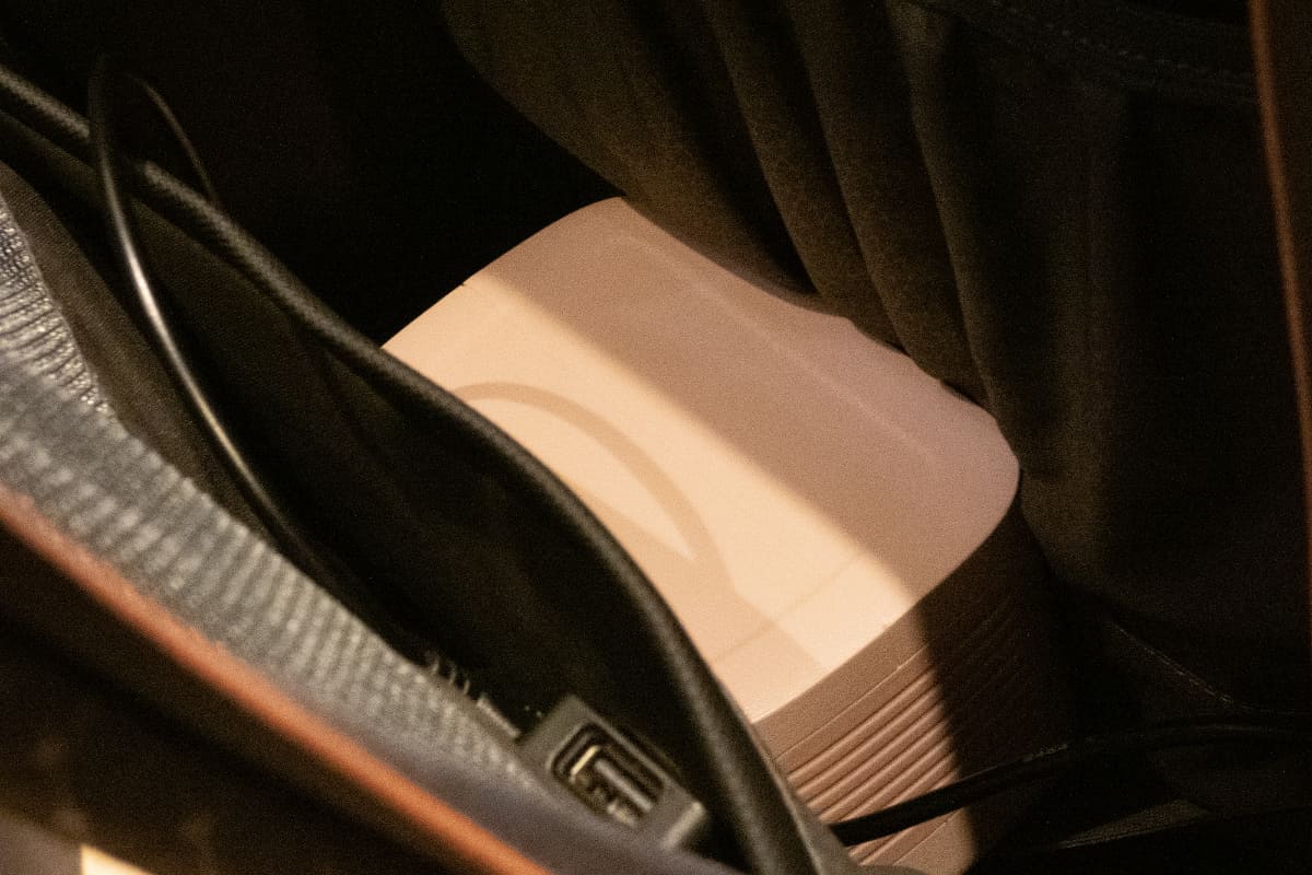 Jackery Explorer 100 Plusがすっぽり収まる。ソーラーパネルから本体へ充電しながら、スマートフォンやタブレットを充電できる