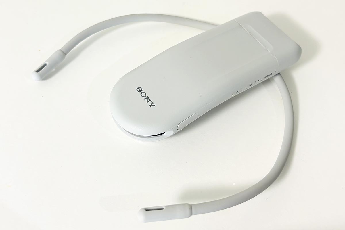 本体にネックバンドがついているので、そのまま首にかけるだけで使えます