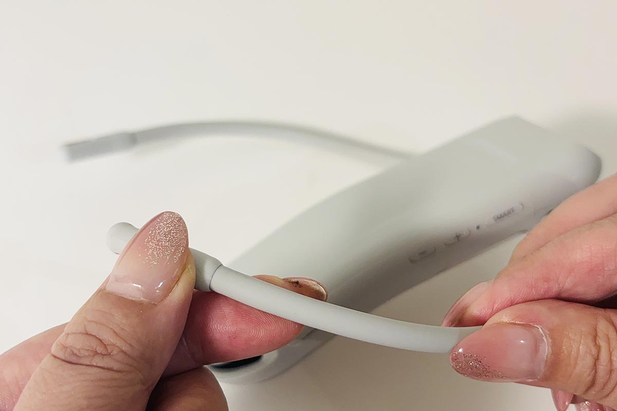 ネックバンドは手で曲げられるので、自分の首周りにフィットする角度に調整できます