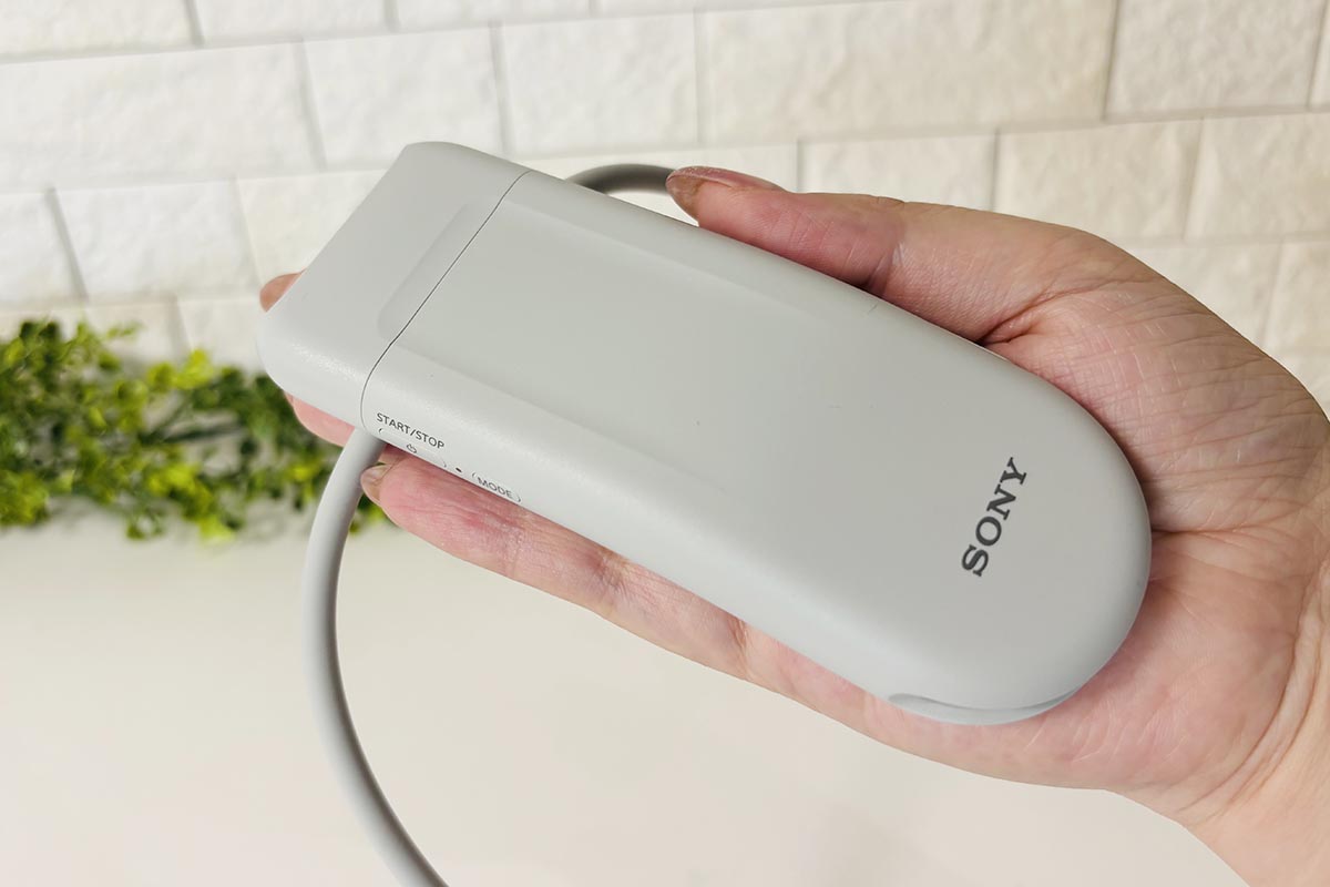 大きさも重さも一般的なスマートフォンに近く、まさに片手サイズ