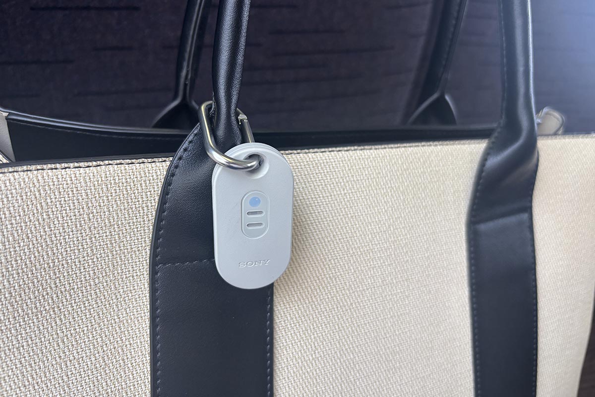 周辺の温湿度を計測できる「REON POCKET TAG」があれば、周辺の温度の変化にも素早く対応してくれます。バッグや社員証のネックストラップなどにつければ、常に体の近くの温度をチェックできます