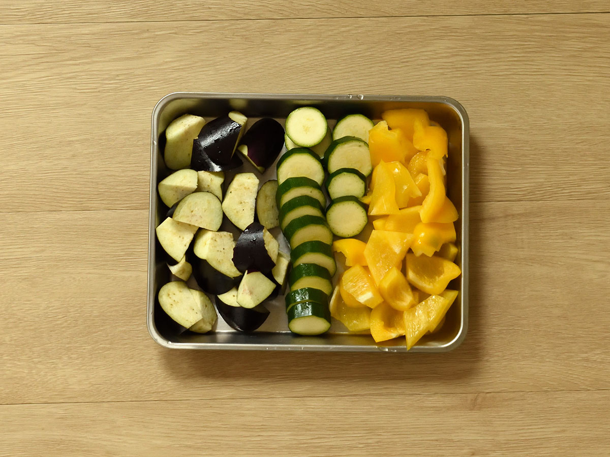 野菜を切ります