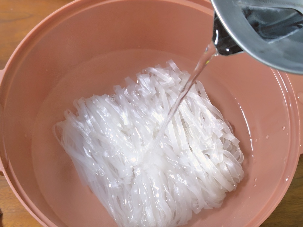 器に麺を入れて熱湯を注ぐ