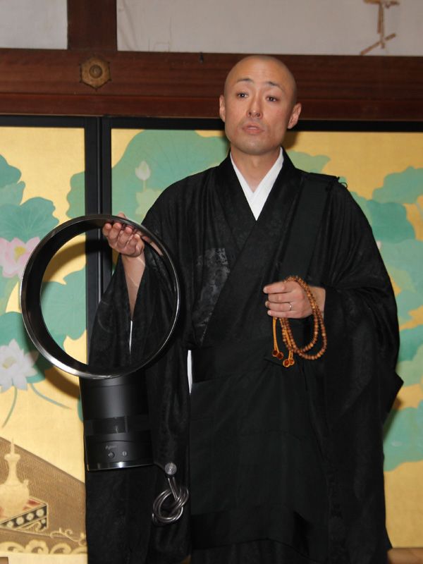 高野山でのプレスツアーの際に、僧侶の方がAM01を片手で軽々と持ち上げているのが印象的でした