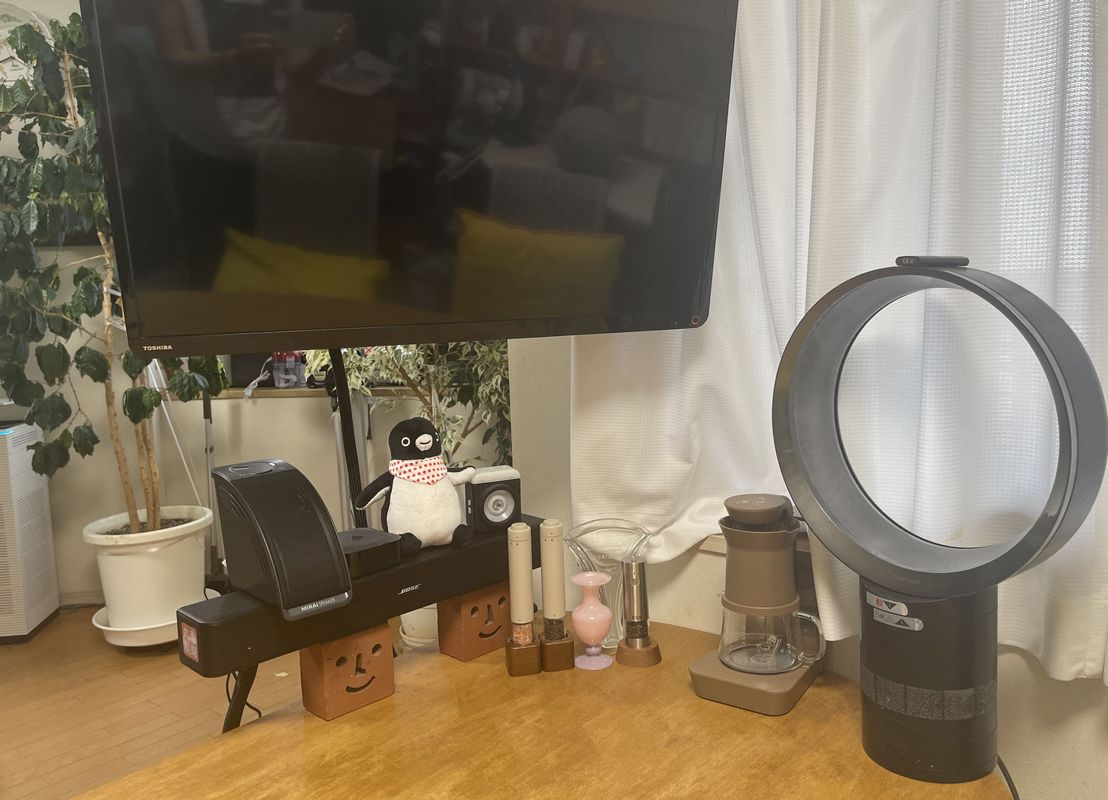 我が家の夏の風物詩となっていたダイニングテーブルの上のAM06。右端が息子の席だったので、実際には本体を少し斜めに向け、自分だけに風が来るようにしていました(※撮影は2025年9月)
