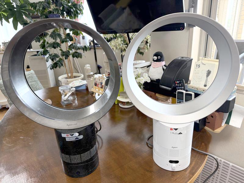 12年間我が家の夏を支えたAM06(左)と、その後継機としてやってきたCF1(右)