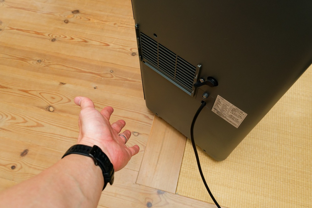 本体背面にある排気口。出てくる風は熱くも、生ぬるくもない