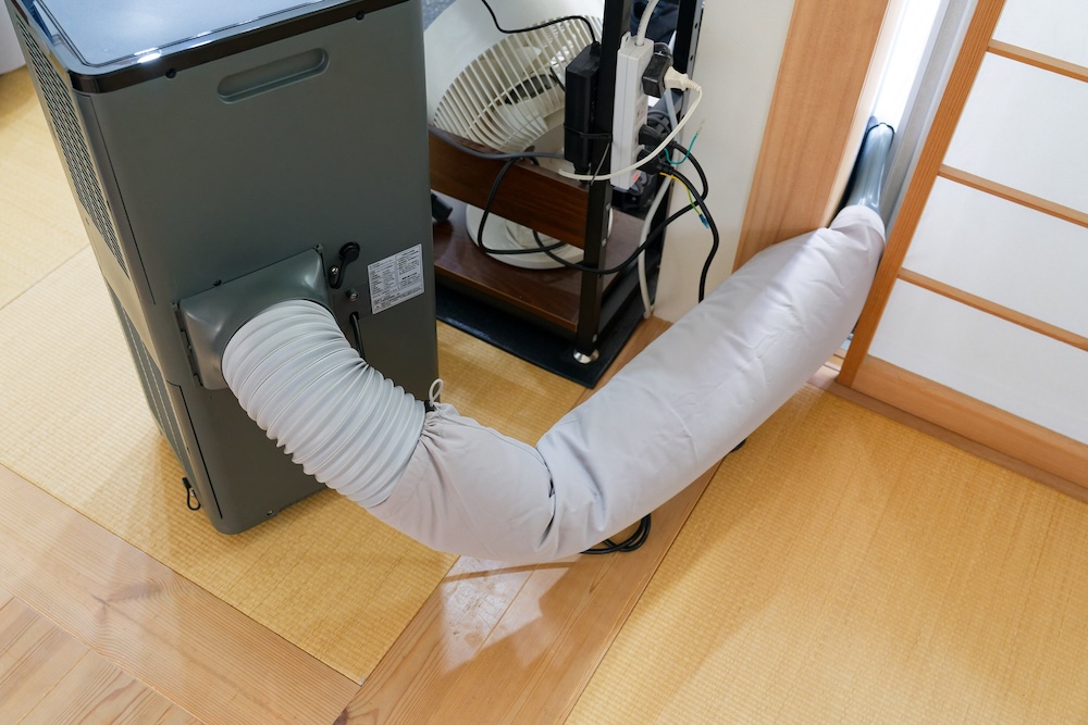 排気口に付属ダクトを取り付けて、室外や屋外に向けて排熱できる