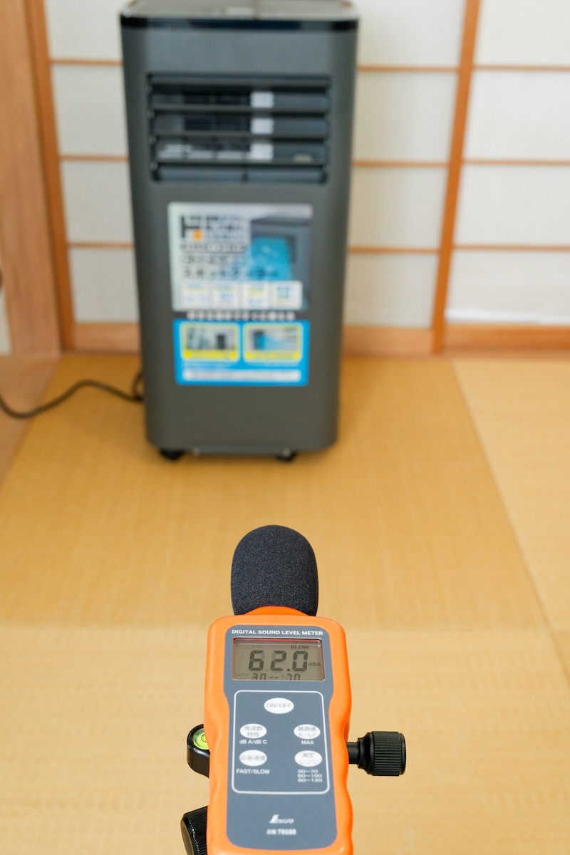 騒音計で計測すると、風量「弱」で62dB前後