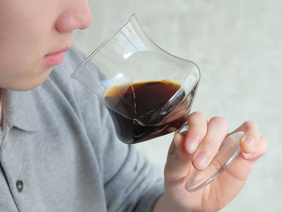 、華やかな香りを大きく広げ、コーヒーを口全体へ均一に届ける設計のゲイシャ