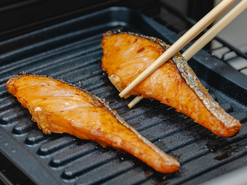 表面の凸凹とした隙間には菜箸が差し込みやすく、食材を簡単にひっくり返せる