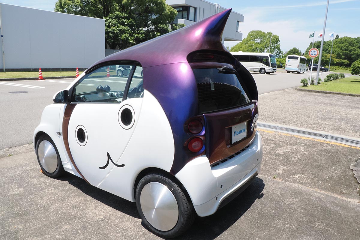 電気自動車のスマートをベースにした、ぴちょんくん仕様カーも敷地内に。この車はイベントなどで使用されているという