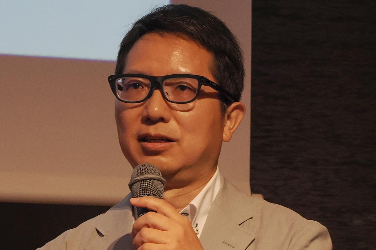 イノモの野村洋平 代表取締役。INMO GO3を装着してプレゼンテーションを行なった