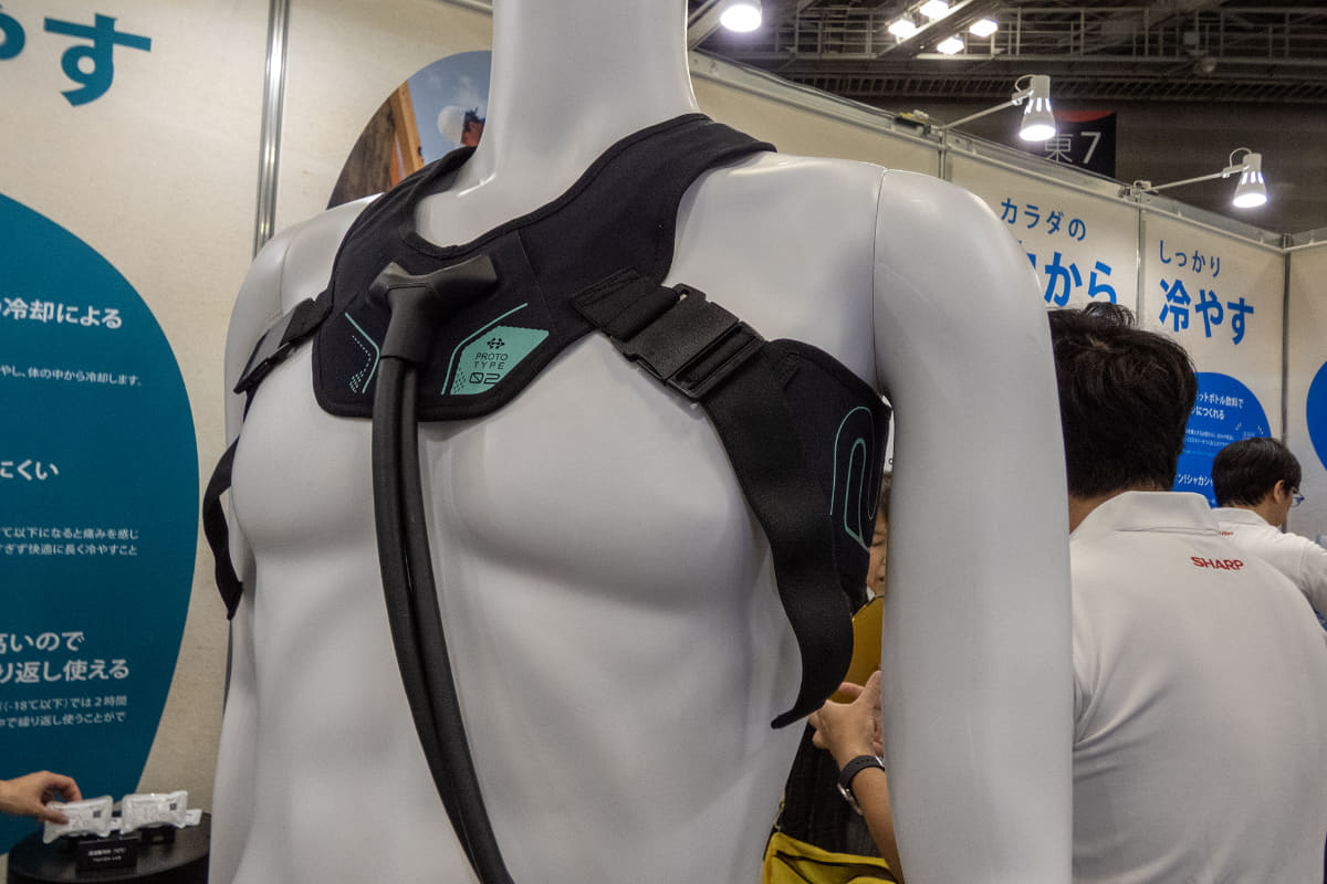 こちらもシャープが参考出展していた冷感アイテム「ウェアラブルクーラー」