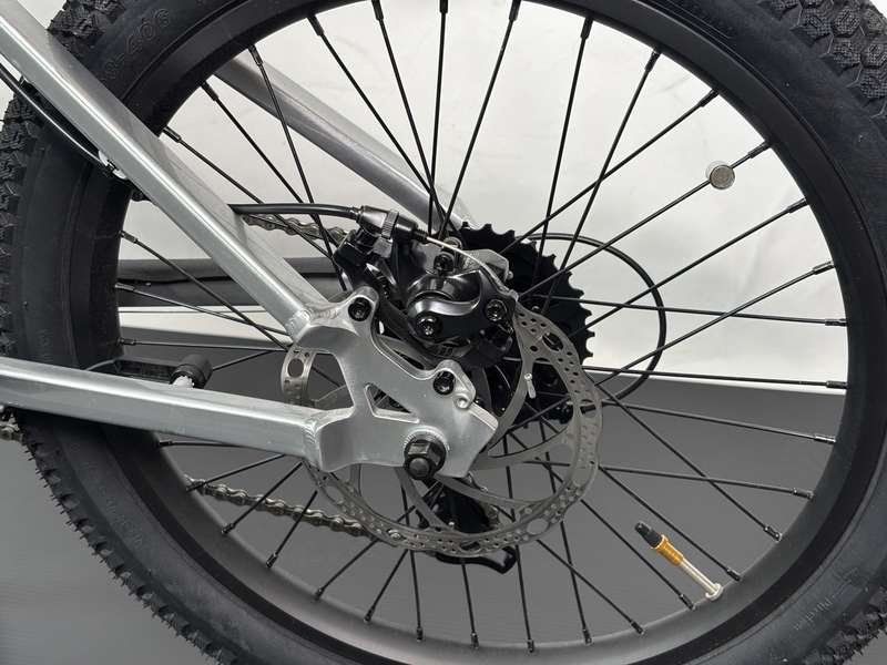 機械式ディスクブレーキを標準装備