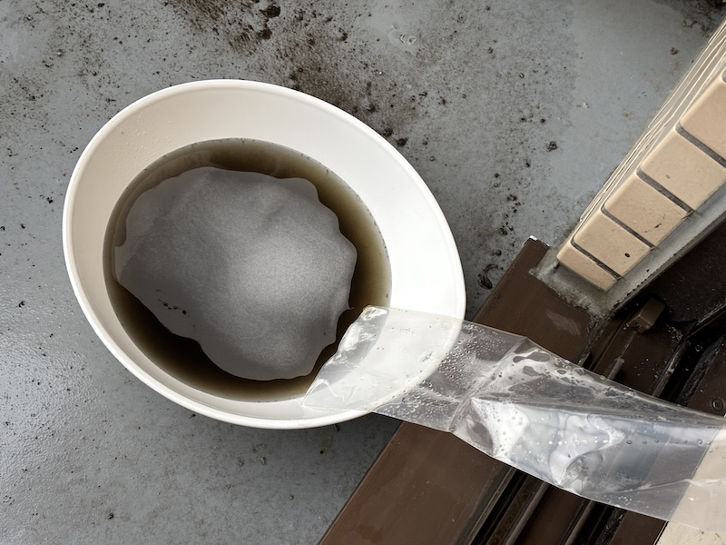エアコン内部から出た黒カビ混じりの水……