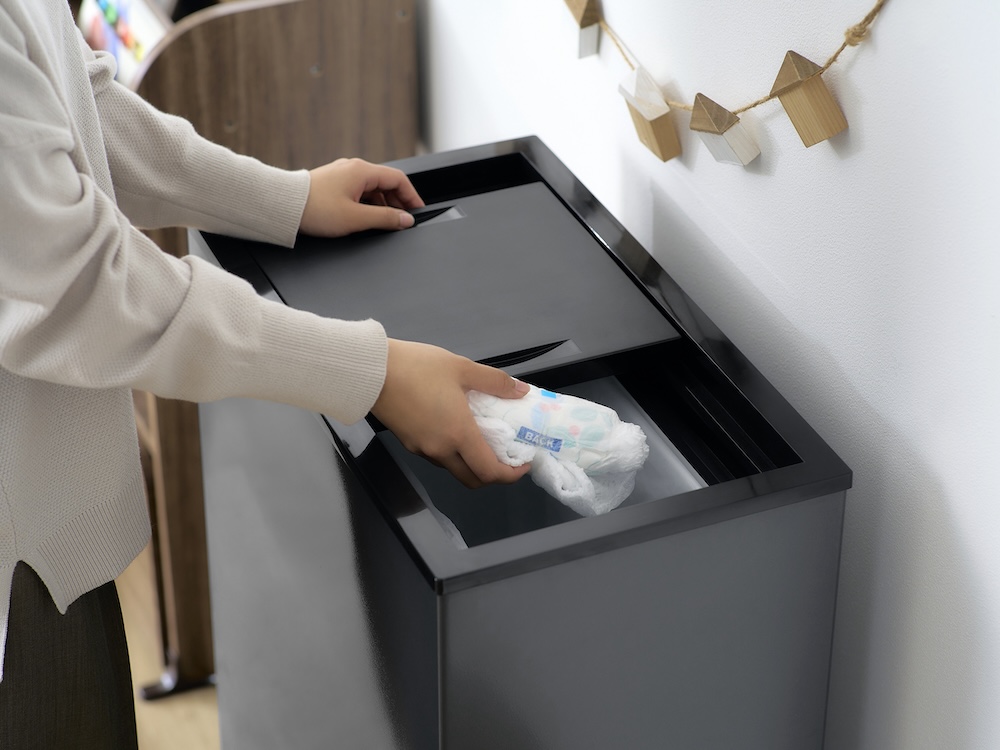 蓋にはスライド式を採用し、左右どちらからでも開閉できる