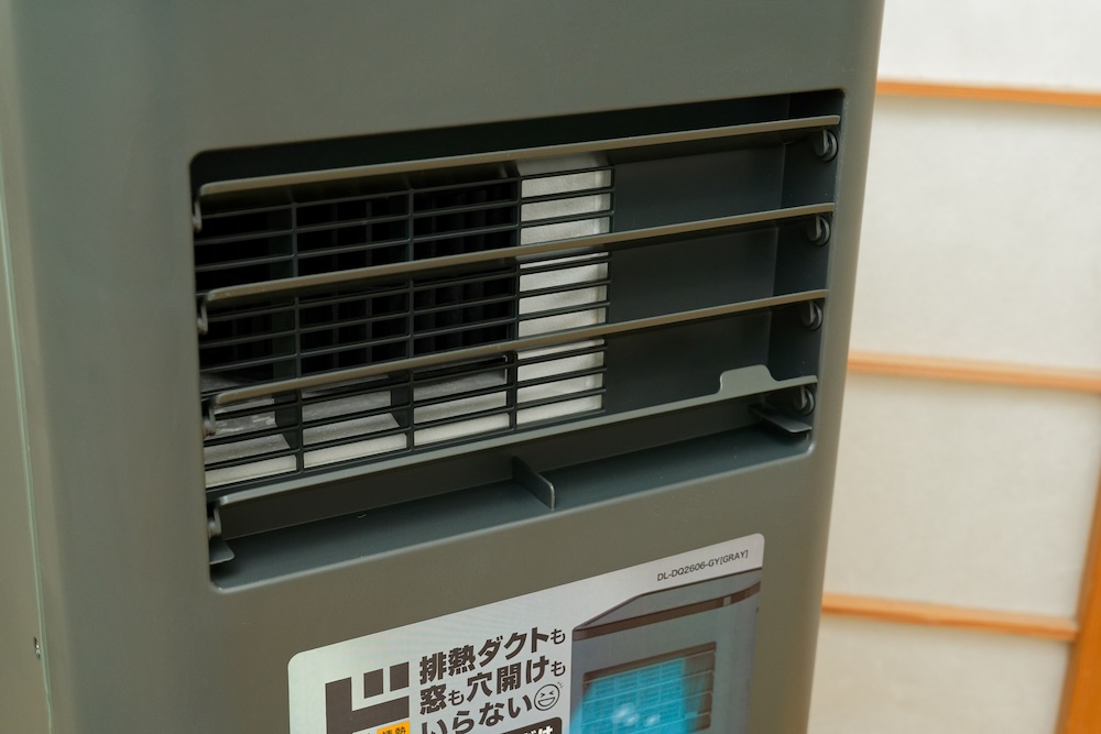 冷風の出るルーバーは手動で上下向きを変えられる