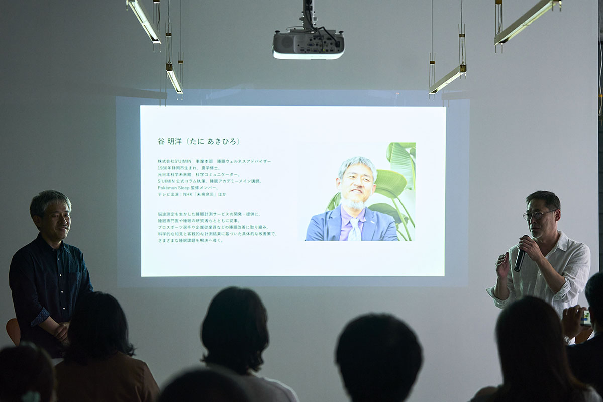 睡眠ウェルネスアドバイザーの谷明洋さん(左)と寺尾社長が睡眠に関して対談。寝る前の習慣作りが重要な点などについて語った