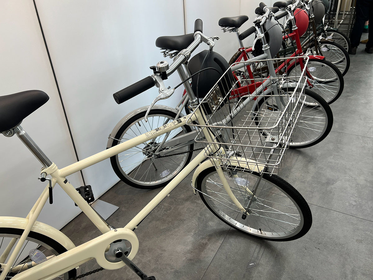 20型自転車も同時発売。価格はバスケット付きの「MJ-20CBB1」が27,900円、バスケットなしの「MJ-20CB1」が24,900円