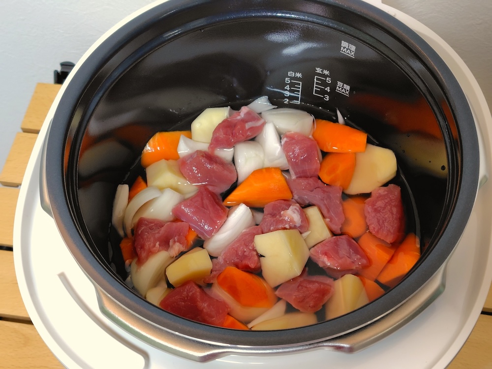 内なべにカレーの材料(カレールウ以外)と水を入れる