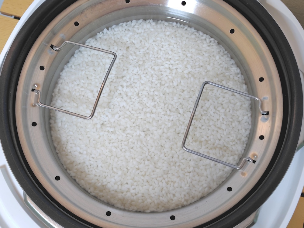 同時調理容器に洗った米と分量の水を入れて上段にセットする