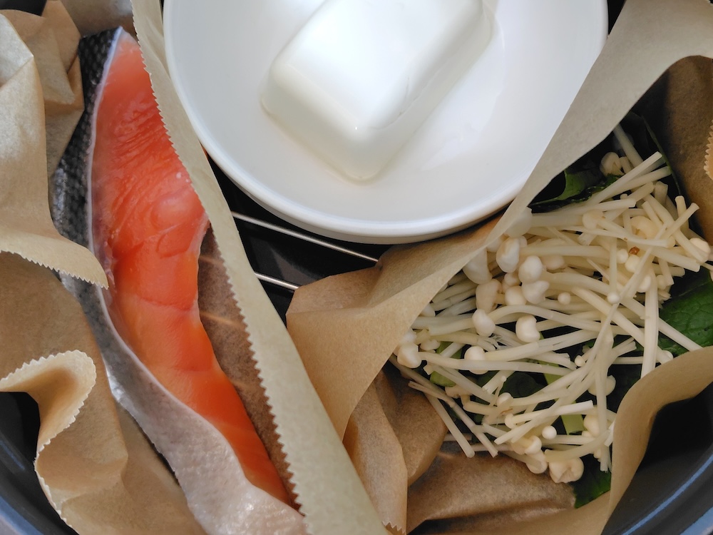 塩鮭の切り身、豆腐、小松菜ときのこをのせる