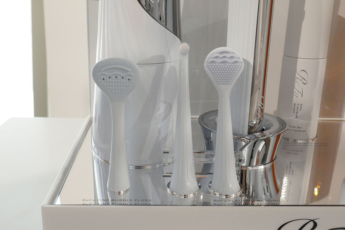 右から舌クリーナー(RS)、ポイントブラシ(RS)。左はReFa FINE BUBBLE FLOSSの舌専用ノズル