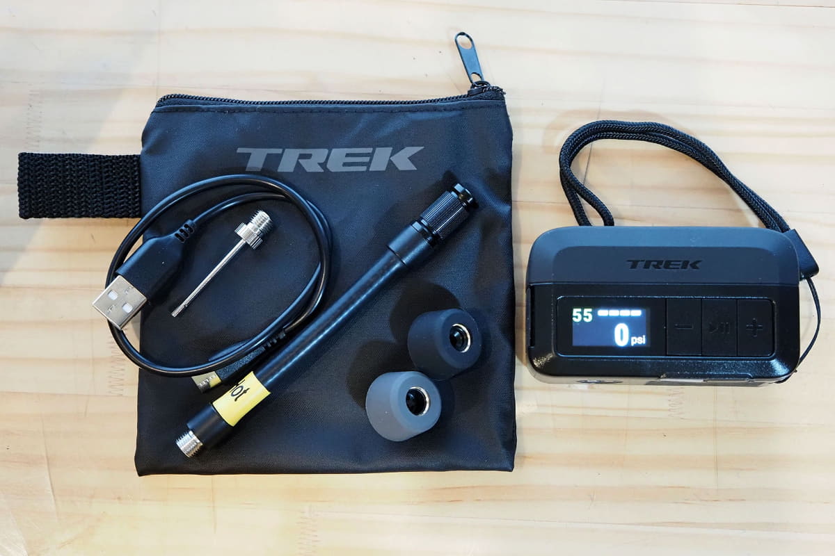 購入した製品のパッケージ。Air Rush本体、専用ポーチ(内部にポケット付き)、USB Type-A to C充電ケーブル、ボール用ニードル、延長ホース、仏式アダプター(黒)、米式アダプター(グレー)、ストラップ、日本語を含む説明書が含まれます