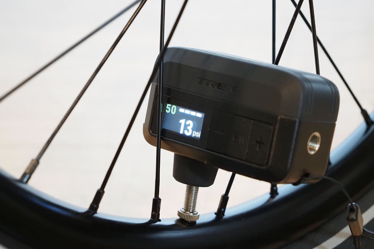 タイヤバルブにセット。グイッと押し込めば安定してタイヤのバルブとAir Rushのアダプターが噛み合います。また、セットすると現在のタイヤ内の空気圧が表示されます。空気圧ゲージとしても機能するわけですね