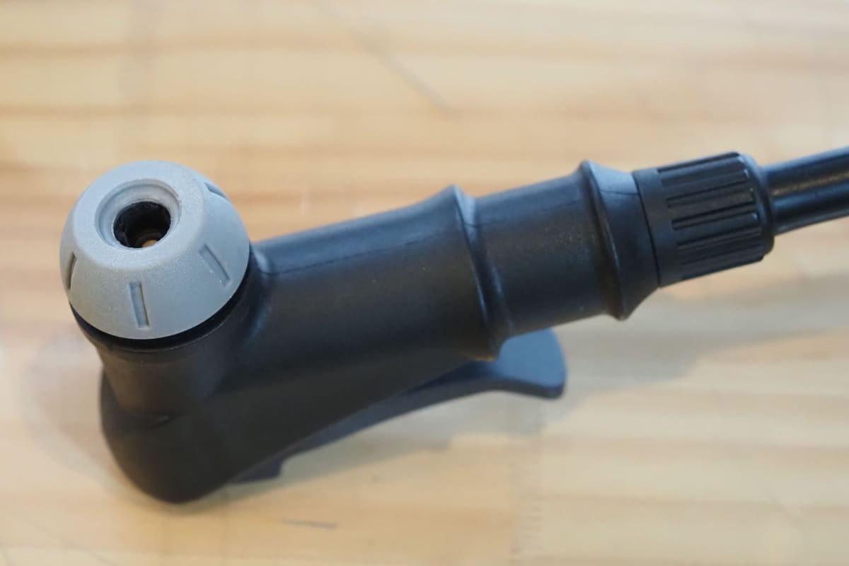 空気を入れるためのポンプヘッドは、よくある米式バルブ用ですが簡単にクリックバルブ対応にすることができます