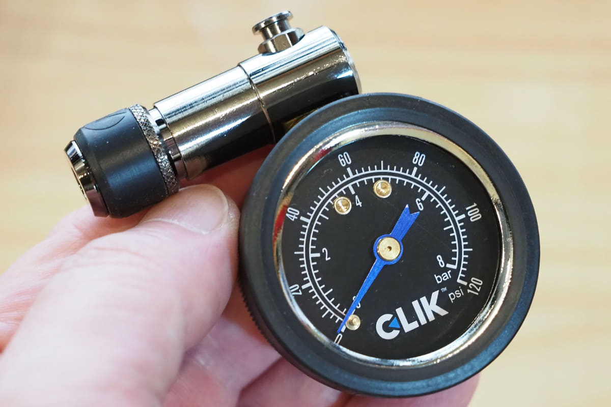 クリックバルブの着脱の容易さがあり、空気の漏れもほとんどないという空気圧計の「CLIK GEN-2 MECHANICAL TIRE PRESSURE GAUGE クリック専用アナログ空気圧ゲージ」。価格は4,840円
