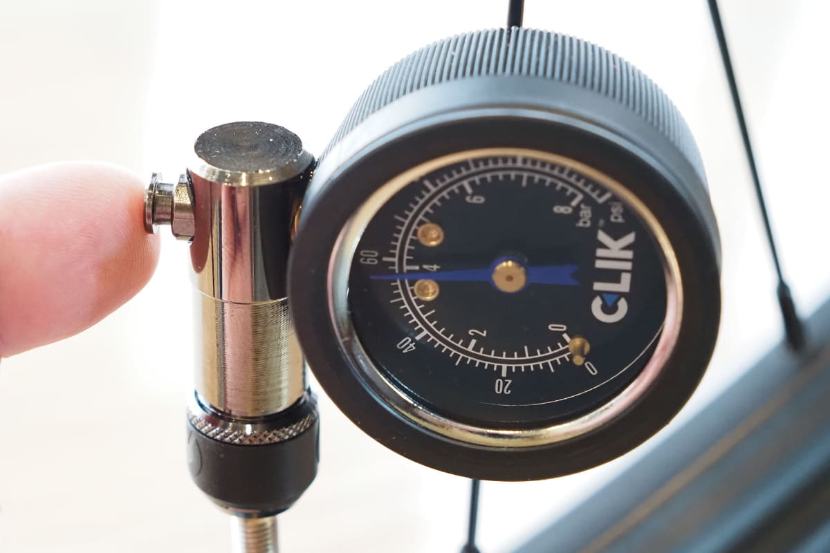 ボタンを押すことで空気を少しずつ抜くことができ、タイヤ空気圧の微調整が可能。バルブに対する着脱が容易でスムーズなのがイイです♪