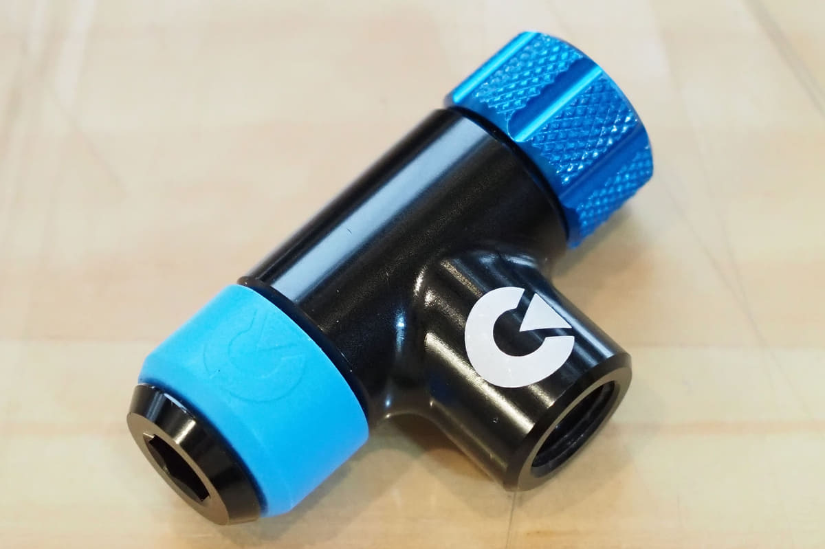 CO<span class="em sub">2</span>カートリッジでタイヤにガスを入れるためのアダプター「CLIK CO2 INFLATOR W/NEOPRENE SLEEVE ネオプレン製スリーブ付きダイヤル開閉式CLIK CO2インフレーター」。価格は4,400円