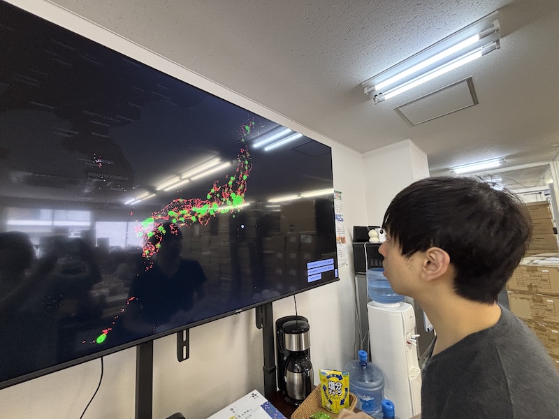 全国のセサミ設置場所と稼働状況がリアルタイムで表示されているモニター。アクティブユーザーは97万人を突破