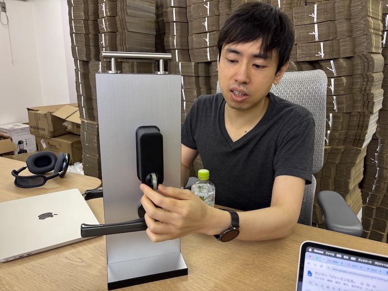 美和ロックと共同開発した組み込み式のスマートロック(10月頃発売予定)。両面テープなどでの設置作業が不要。美和ロックとCANDY HOUSEは、2025年10月に資本業務提携している