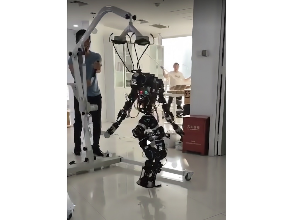 同社が開発中の二足歩行ロボット