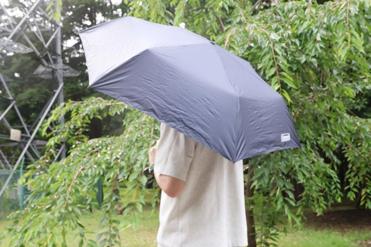 カラーはネイビー。サイズは、使用時で約100×100×56cm(幅×奥行き×高さ)