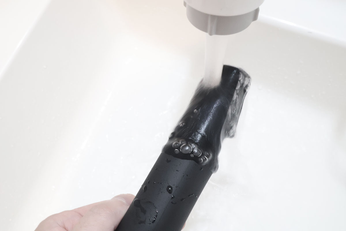 基本的なお手入れの仕方は、スイッチを入れて本体背面の入水口に水を入れ、約20秒程度すすぐだけです。水切りして自然乾燥させればよく、刃の着脱不要で手入れできるのでラク